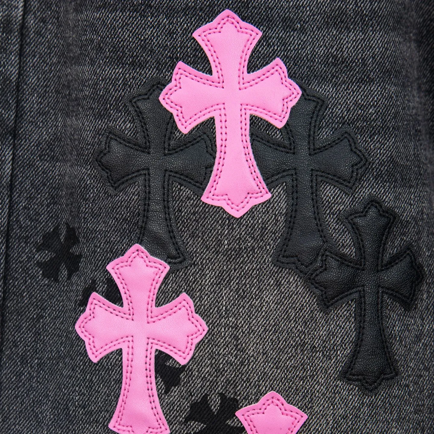 P260 Chrome Hearts Chrome Hearts Jeans Purple Matty Boy Sex Records Rivet Style Work Jeans CH Jeans need to be disassembled and washed before being dismantled and hand-stitched with sheepskin cross leather and then spliced ​​together to complete. The whole piece has too many craftsmanship to explain. The cabinet price is 16W+ level, patchwork cross pattern embellishment, high-waisted washed jeans! ! Absolutely high-end luxury products, 8W+ level god-level items, super popular products, made with top heavy industry, a magic weapon that cannot be missed. About Kroxin This is an extremely luxurious fashion brand, which can also be called the aristocrats of the high street. It has always been an exclusive brand for some hipsters or rich second generation. Compared with ordinary high streets, it is more luxurious and noble. Compared with luxury brands, it has a more fashionable personality and has always been a brand that I have a special liking for. Style number: 1761# Size: 28 30 32 34 36